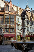 La fontana con la scultura della parabola dei ciechi , Rue au Beurre, Bruxelles 